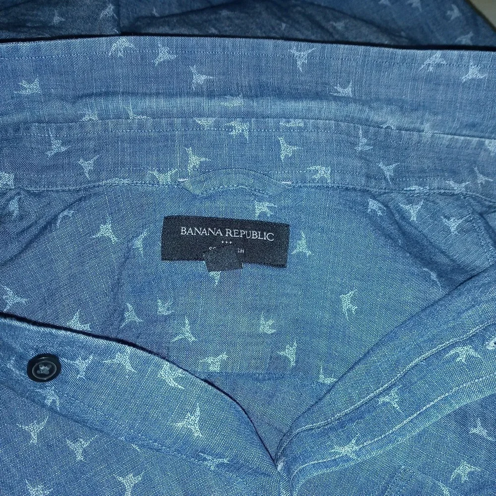 Banana Republic Shirt Mens XL Blue Cotton  Soft Wash Chambray LS Bird Print